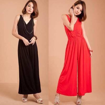 欧美女装新风尚 2013夏季新款V领褶皱宽裤脚连身裤深度解析